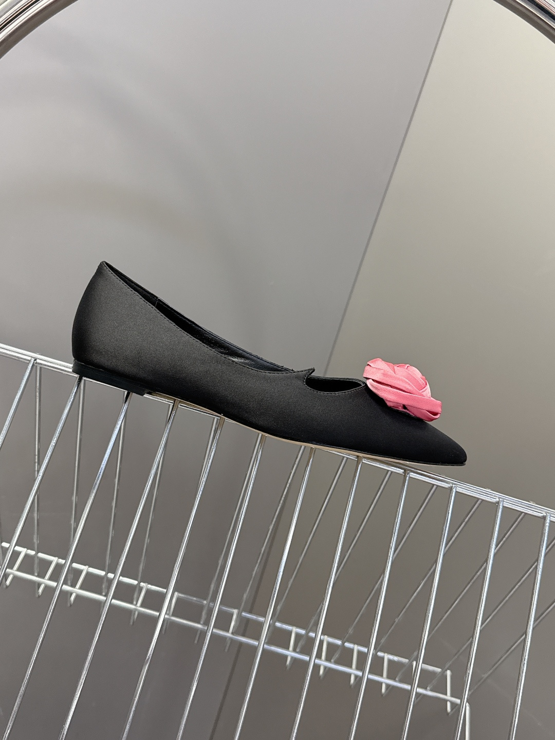 Roger Vivier罗杰·维维亚2026春夏最新款时装鞋超多明星网红种草 经典的尖头设计 玫瑰花扣装