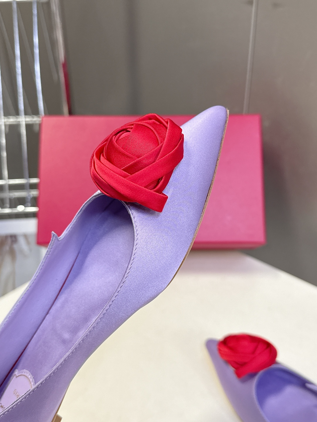 Roger Vivier罗杰·维维亚2026春夏最新款时装鞋超多明星网红种草 经典的尖头设计 玫瑰花扣装