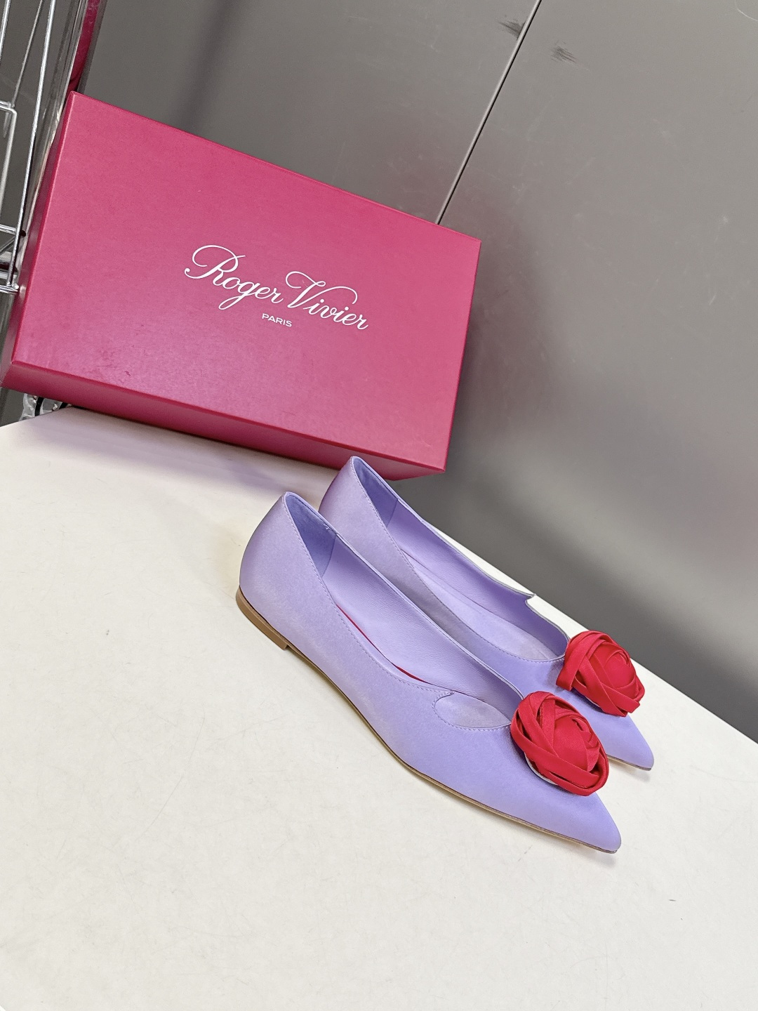 Roger Vivier罗杰·维维亚2026春夏最新款时装鞋超多明星网红种草 经典的尖头设计 玫瑰花扣装