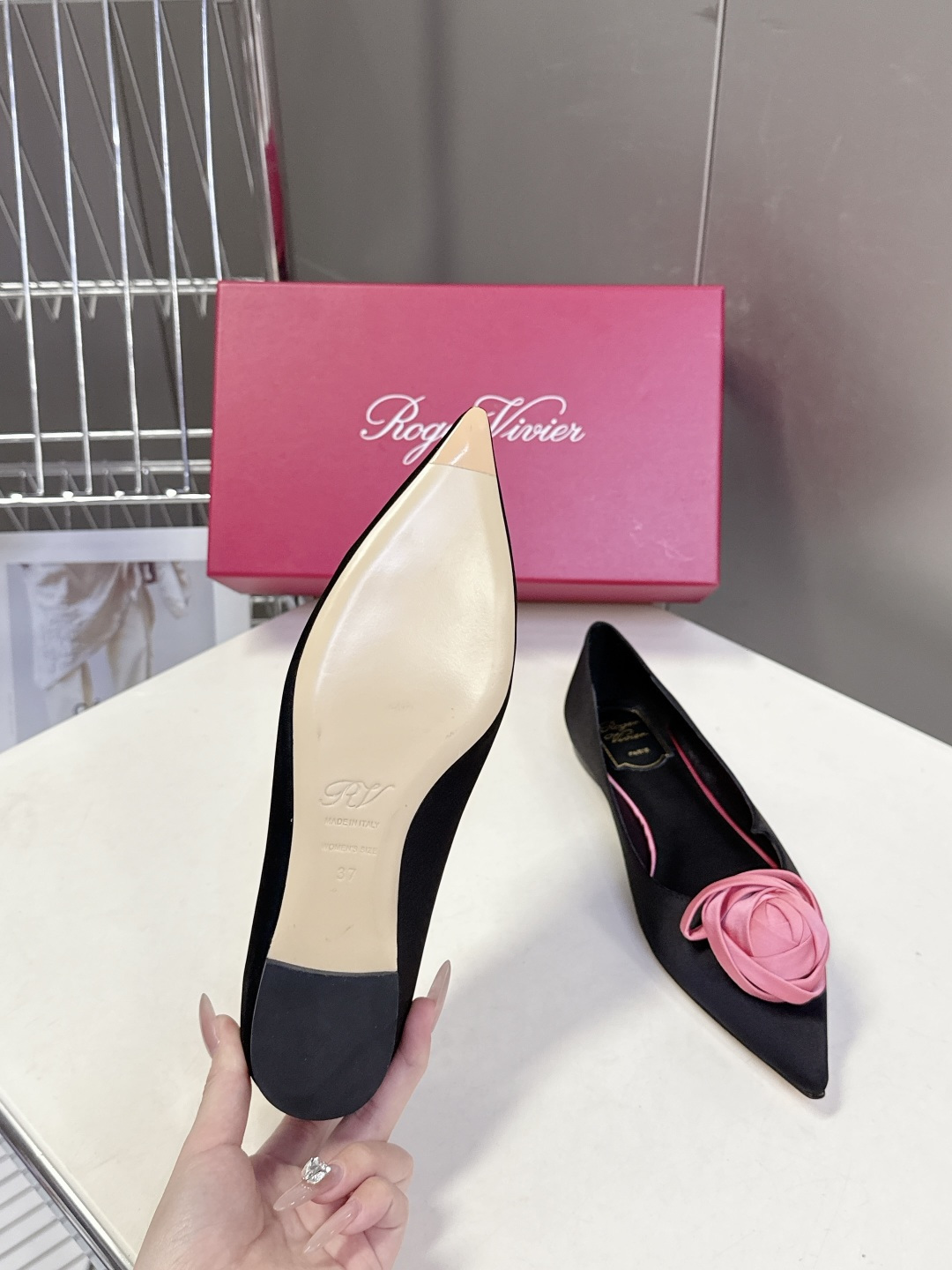 Roger Vivier罗杰·维维亚2026春夏最新款时装鞋超多明星网红种草 经典的尖头设计 玫瑰花扣装