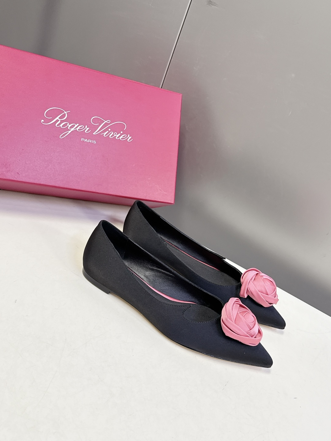 Roger Vivier罗杰·维维亚2026春夏最新款时装鞋超多明星网红种草 经典的尖头设计 玫瑰花扣装