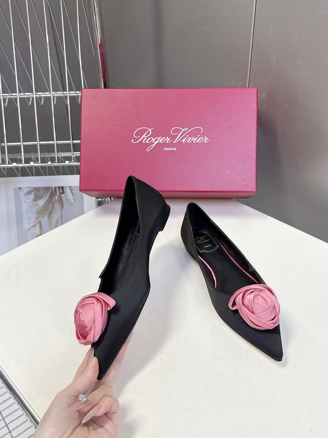Roger Vivier罗杰·维维亚2026春夏最新款时装鞋超多明星网红种草 经典的尖头设计 玫瑰花扣装