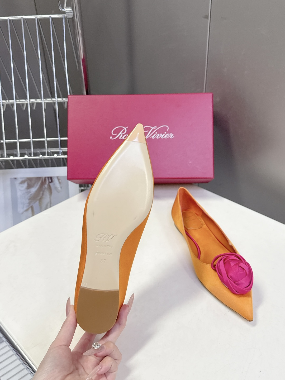 Roger Vivier罗杰·维维亚2026春夏最新款时装鞋超多明星网红种草 经典的尖头设计 玫瑰花扣装