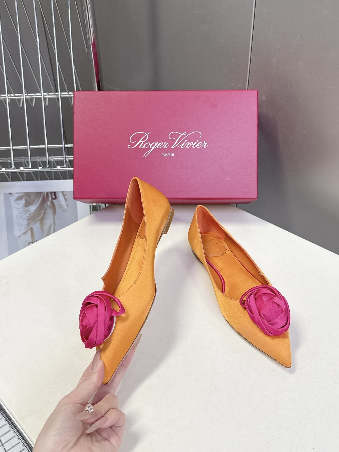 Roger Vivier罗杰·维维亚2026春夏最新款时装鞋超多明星网红种草 经典的尖头设计 玫瑰花扣装