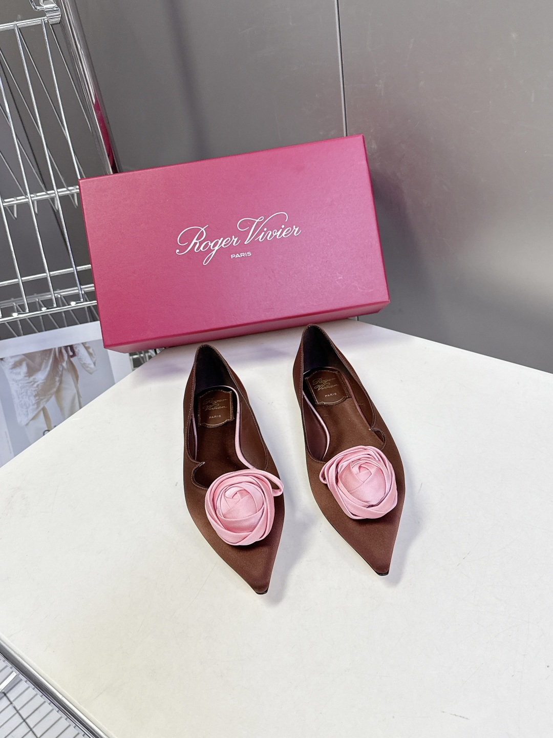 Roger Vivier罗杰·维维亚2026春夏最新款时装鞋超多明星网红种草 经典的尖头设计 玫瑰花扣装