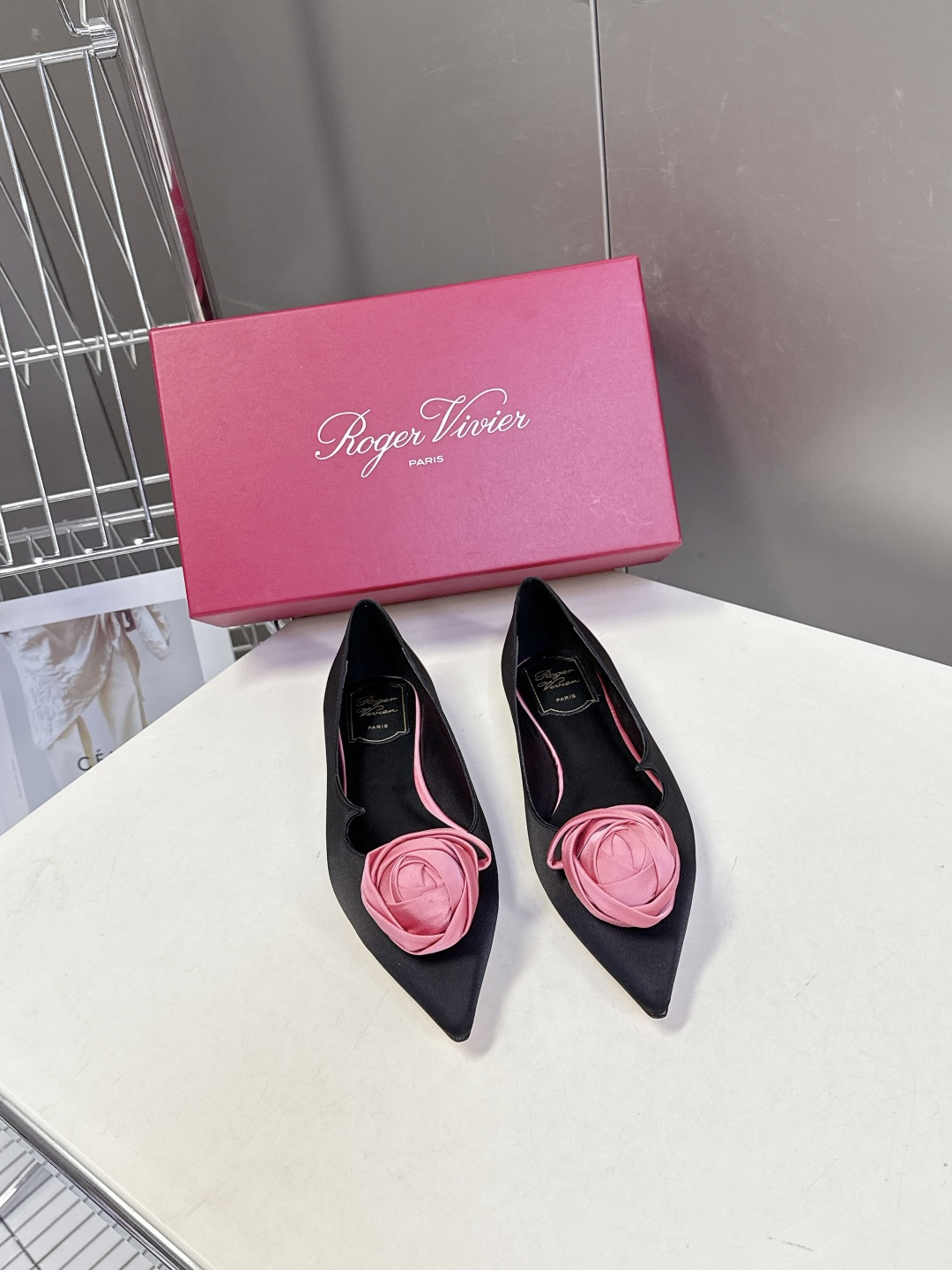 Roger Vivier罗杰·维维亚2026春夏最新款时装鞋超多明星网红种草 经典的尖头设计 玫瑰花扣装