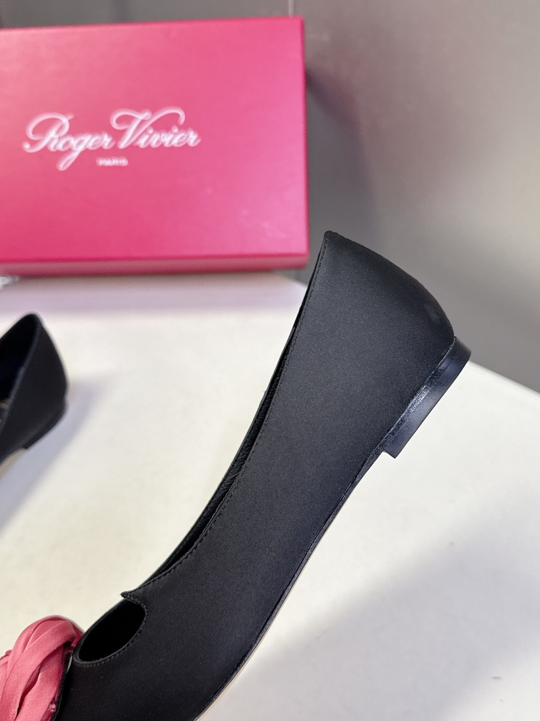 Roger Vivier罗杰·维维亚2026春夏最新款时装鞋超多明星网红种草 经典的尖头设计 玫瑰花扣装