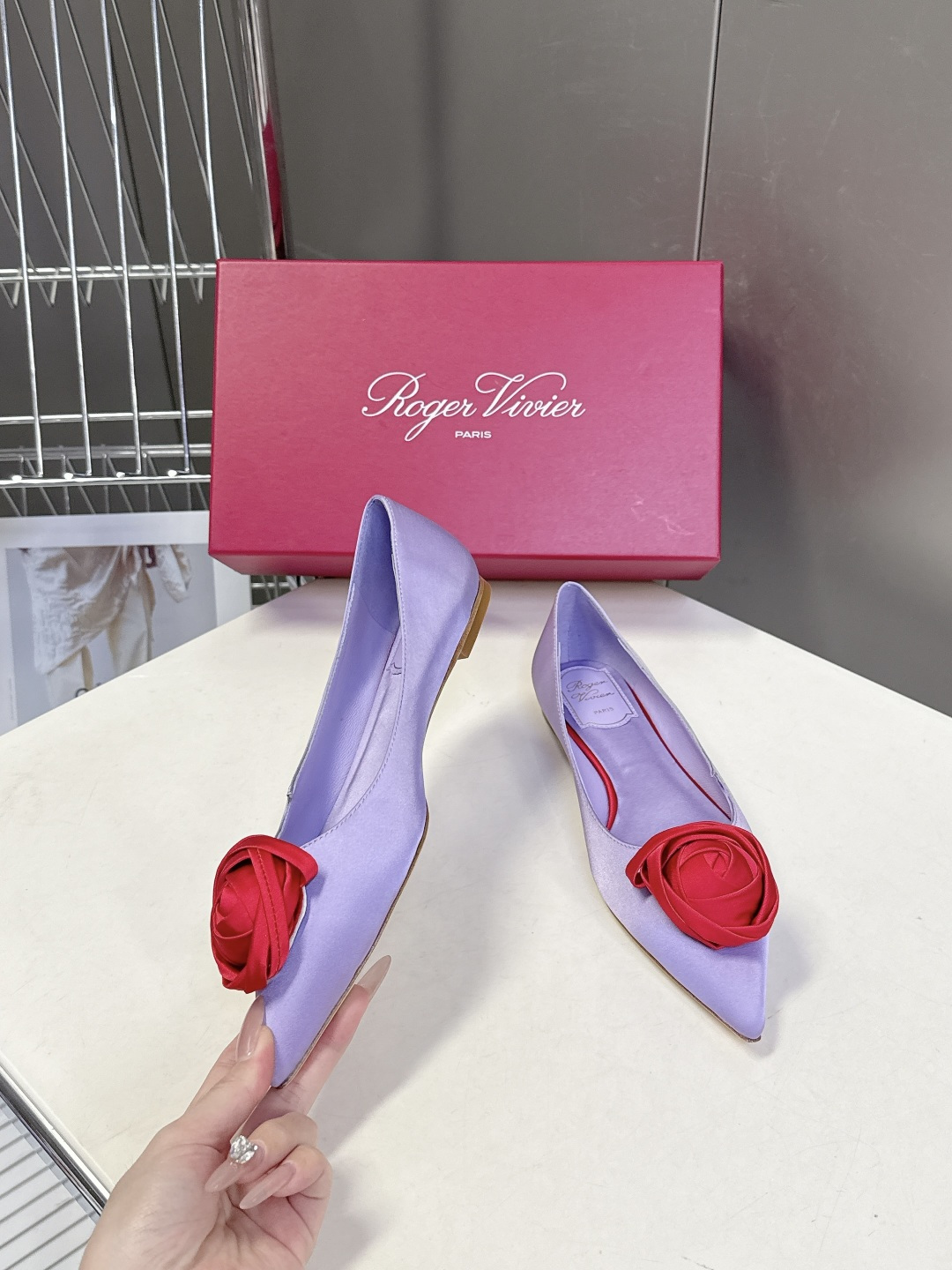 Roger Vivier罗杰·维维亚2026春夏最新款时装鞋超多明星网红种草 经典的尖头设计 玫瑰花扣装