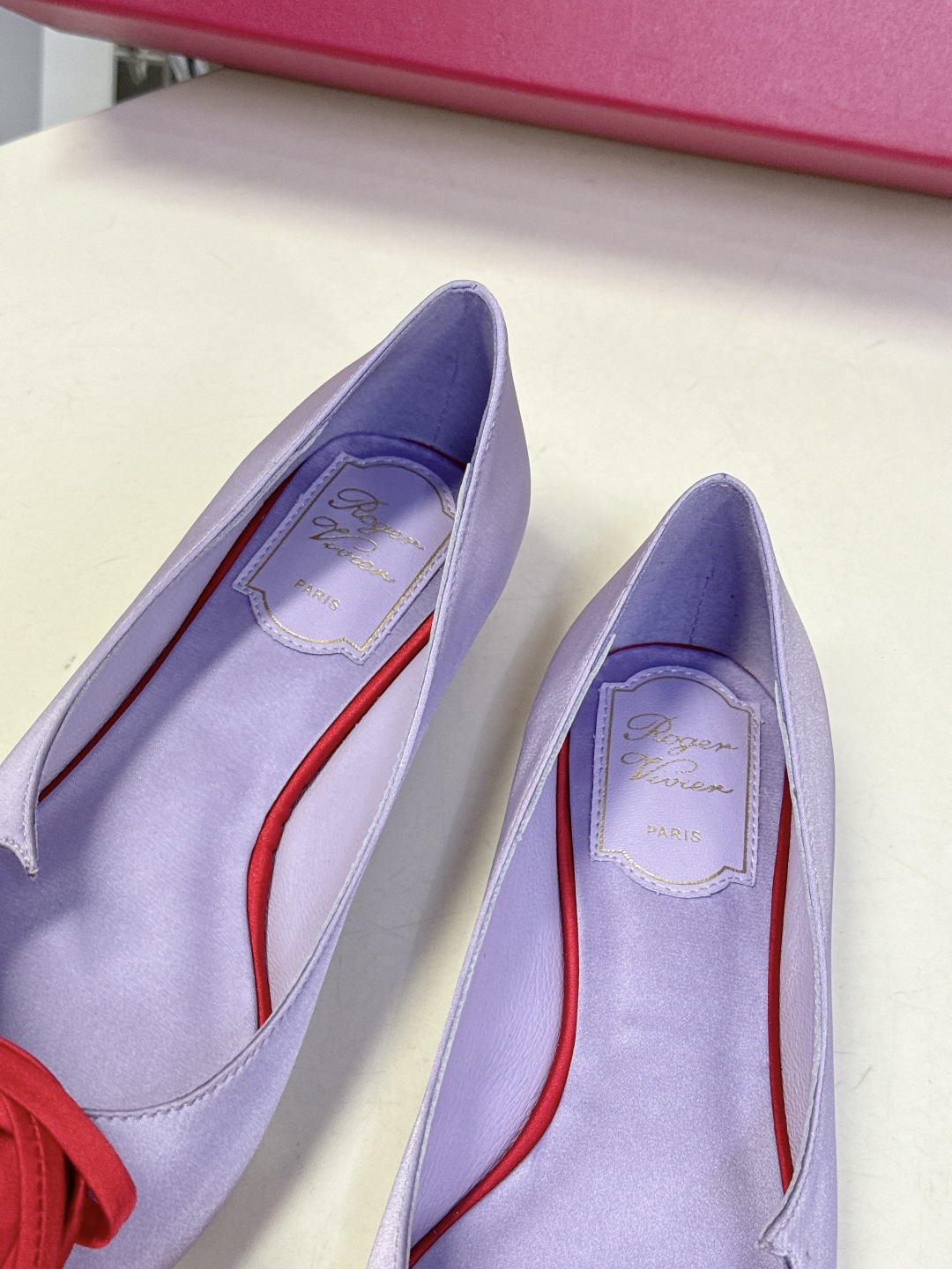 Roger Vivier罗杰·维维亚2026春夏最新款时装鞋超多明星网红种草 经典的尖头设计 玫瑰花扣装