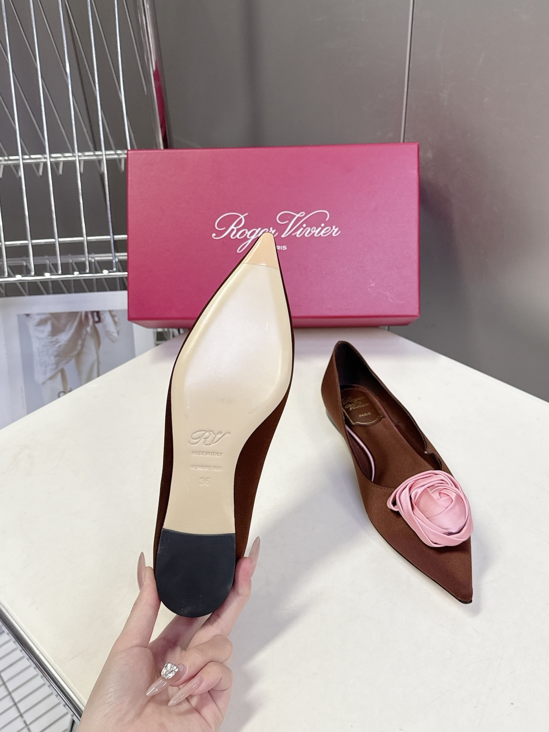 Roger Vivier罗杰·维维亚2026春夏最新款时装鞋超多明星网红种草 经典的尖头设计 玫瑰花扣装