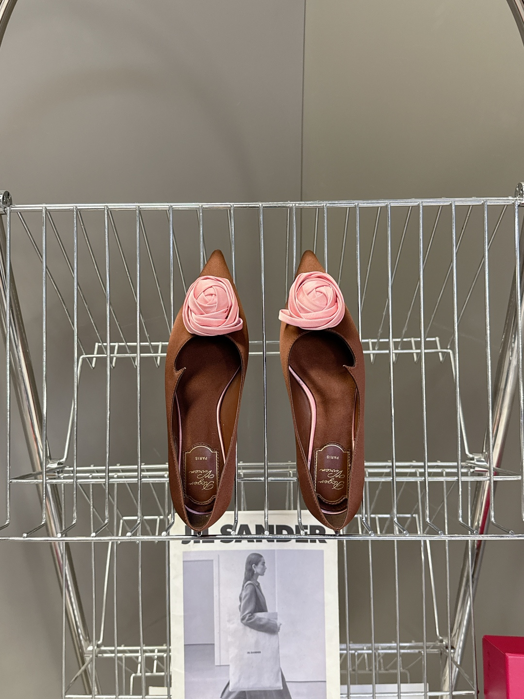 Roger Vivier罗杰·维维亚2026春夏最新款时装鞋超多明星网红种草 经典的尖头设计 玫瑰花扣装