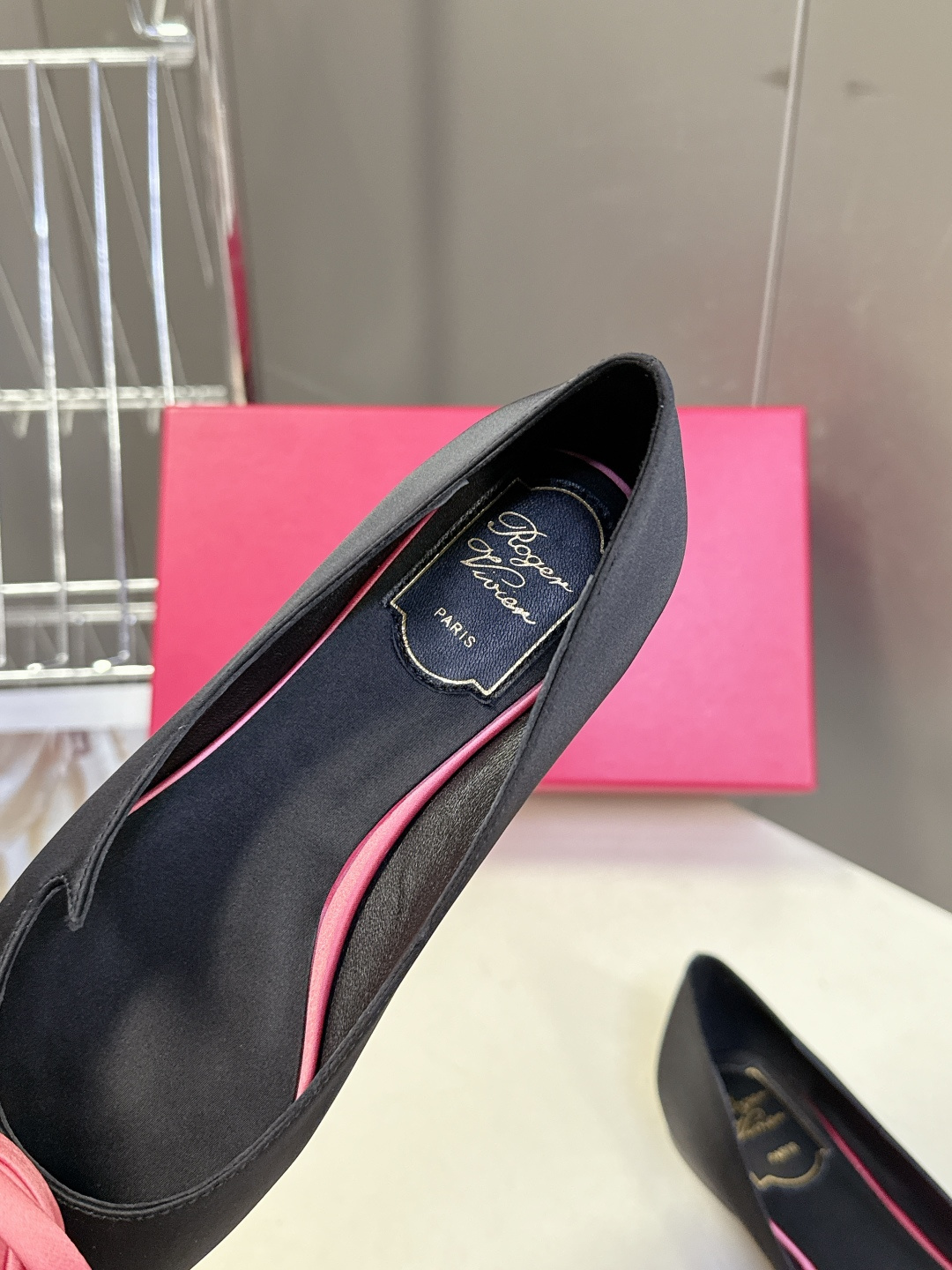 Roger Vivier罗杰·维维亚2026春夏最新款时装鞋超多明星网红种草 经典的尖头设计 玫瑰花扣装