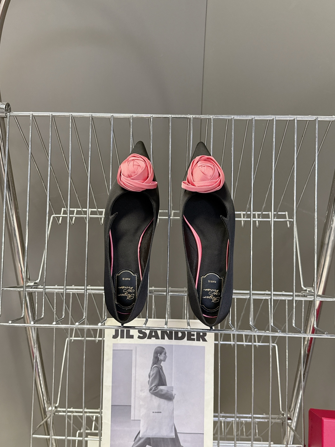 Roger Vivier罗杰·维维亚2026春夏最新款时装鞋超多明星网红种草 经典的尖头设计 玫瑰花扣装