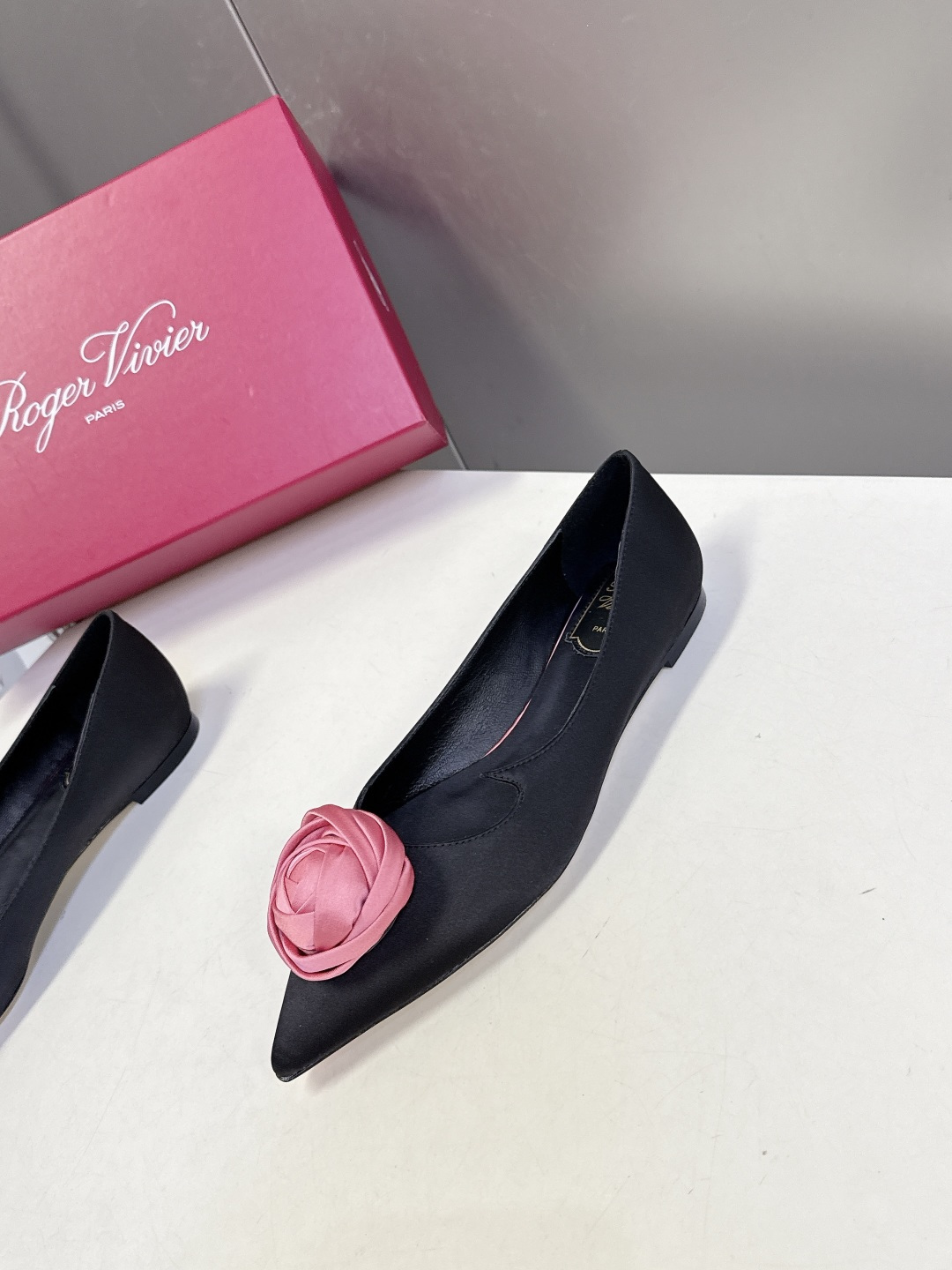 Roger Vivier罗杰·维维亚2026春夏最新款时装鞋超多明星网红种草 经典的尖头设计 玫瑰花扣装