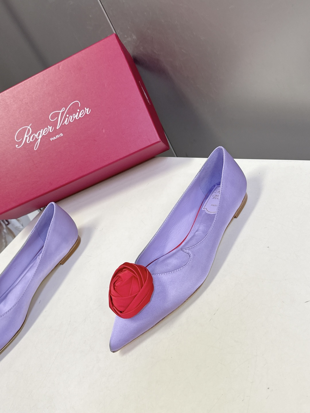 Roger Vivier罗杰·维维亚2026春夏最新款时装鞋超多明星网红种草 经典的尖头设计 玫瑰花扣装