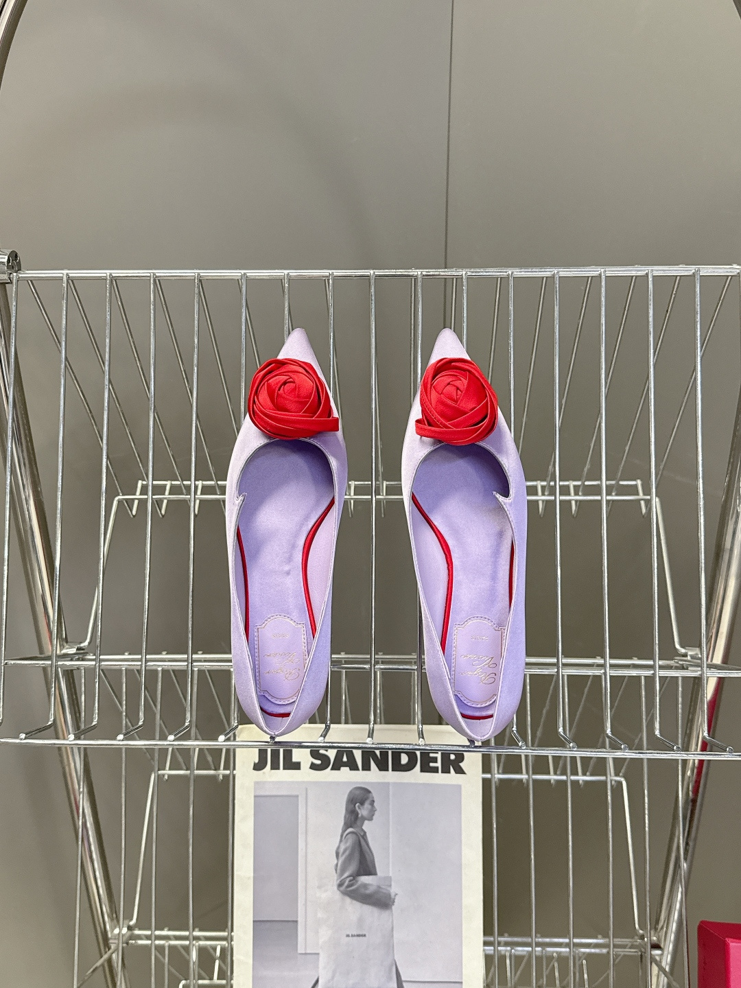 Roger Vivier罗杰·维维亚2026春夏最新款时装鞋超多明星网红种草 经典的尖头设计 玫瑰花扣装