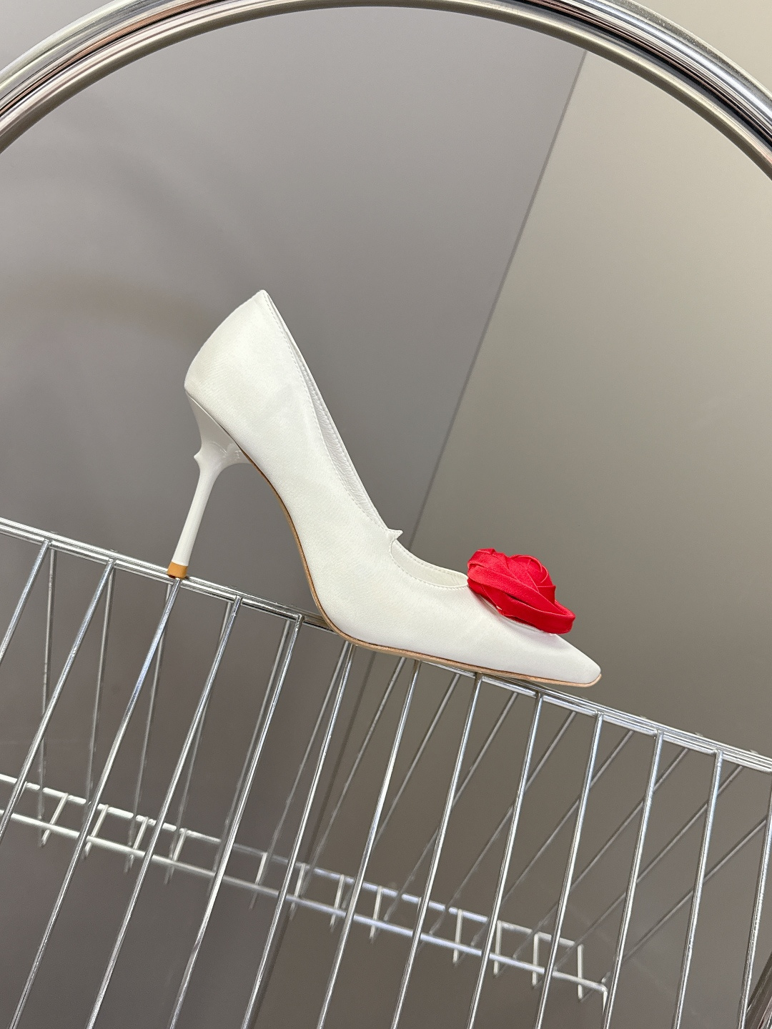 Roger Vivier罗杰·维维亚2026春夏最新款时装鞋超多明星网红种草 经典的尖头设计 玫瑰花扣装