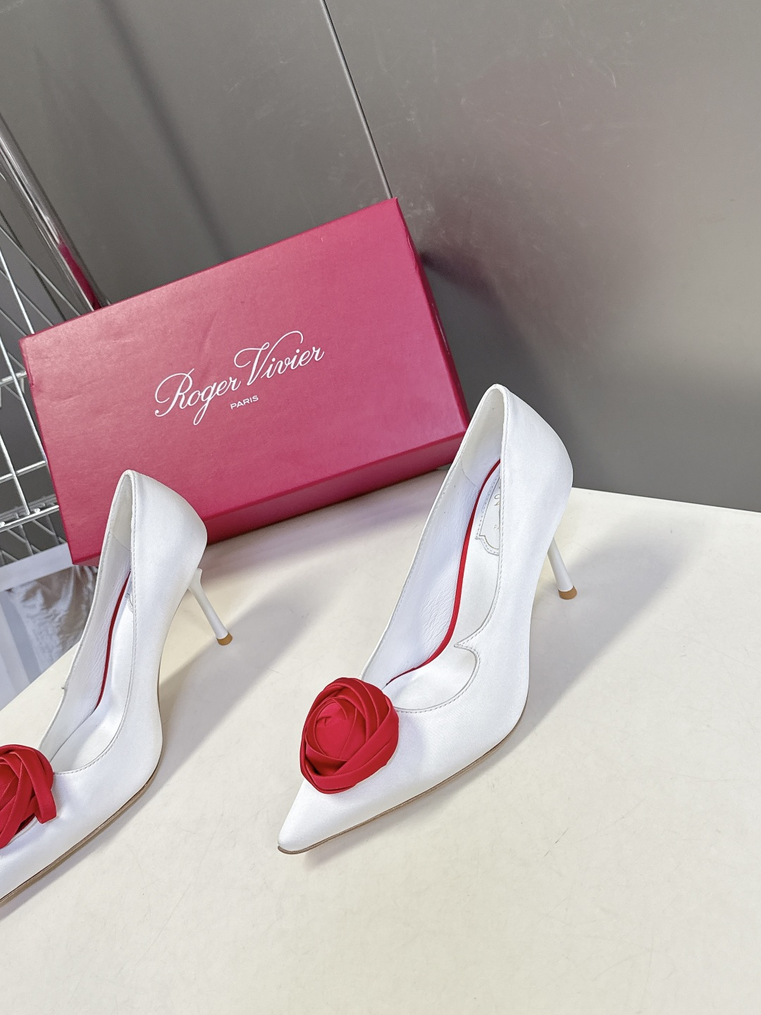 Roger Vivier罗杰·维维亚2026春夏最新款时装鞋超多明星网红种草 经典的尖头设计 玫瑰花扣装