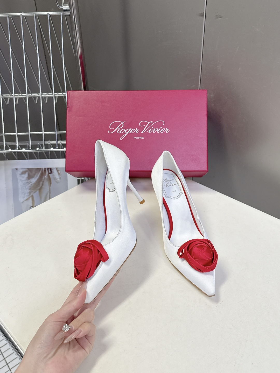 Roger Vivier罗杰·维维亚2026春夏最新款时装鞋超多明星网红种草 经典的尖头设计 玫瑰花扣装