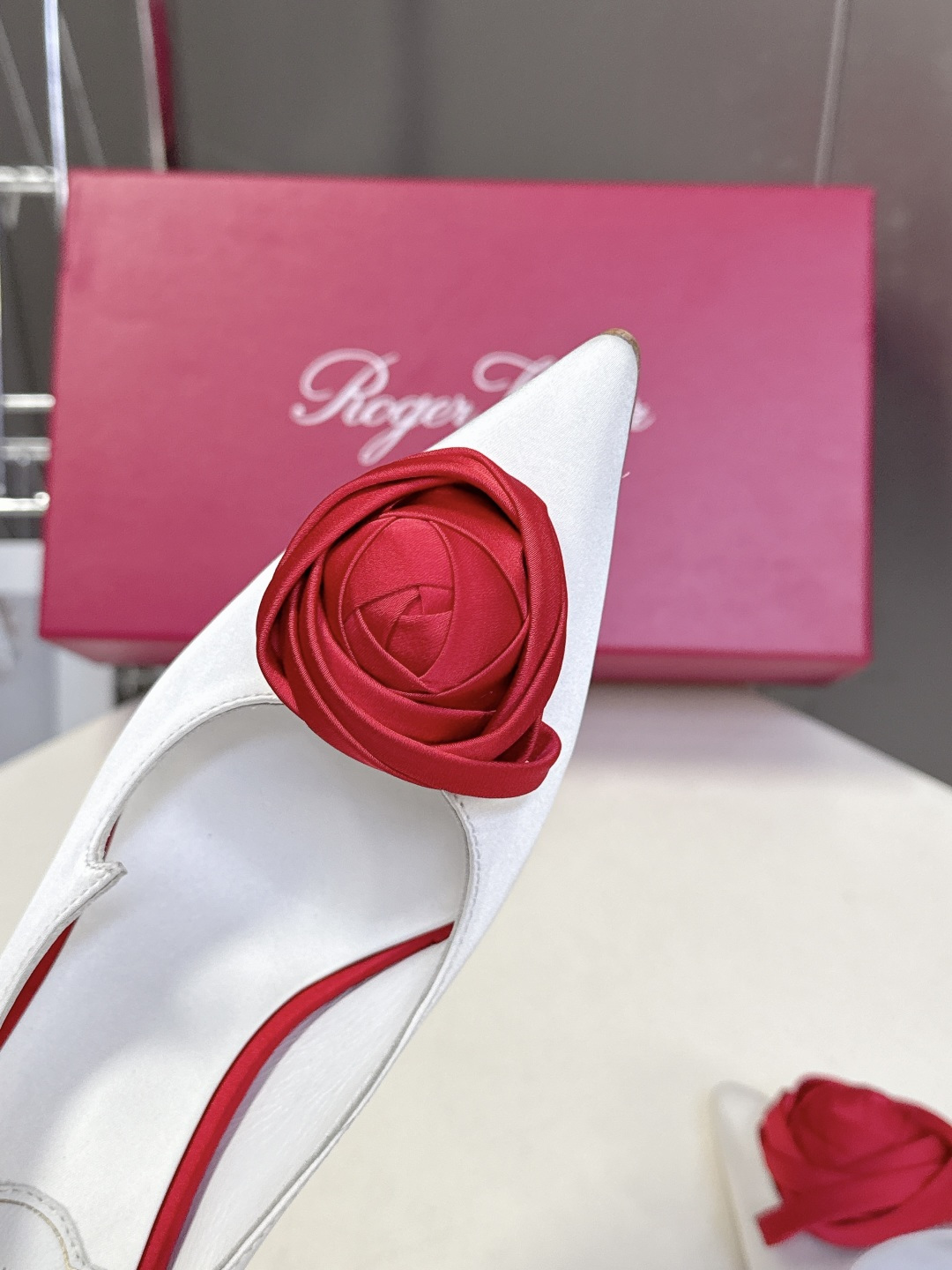 Roger Vivier罗杰·维维亚2026春夏最新款时装鞋超多明星网红种草 经典的尖头设计 玫瑰花扣装