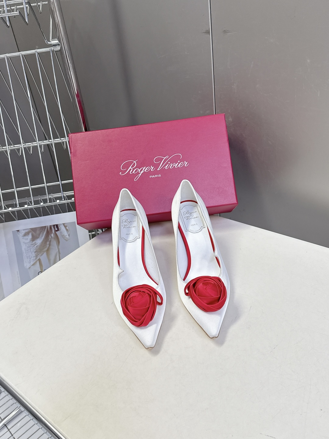 Roger Vivier罗杰·维维亚2026春夏最新款时装鞋超多明星网红种草 经典的尖头设计 玫瑰花扣装