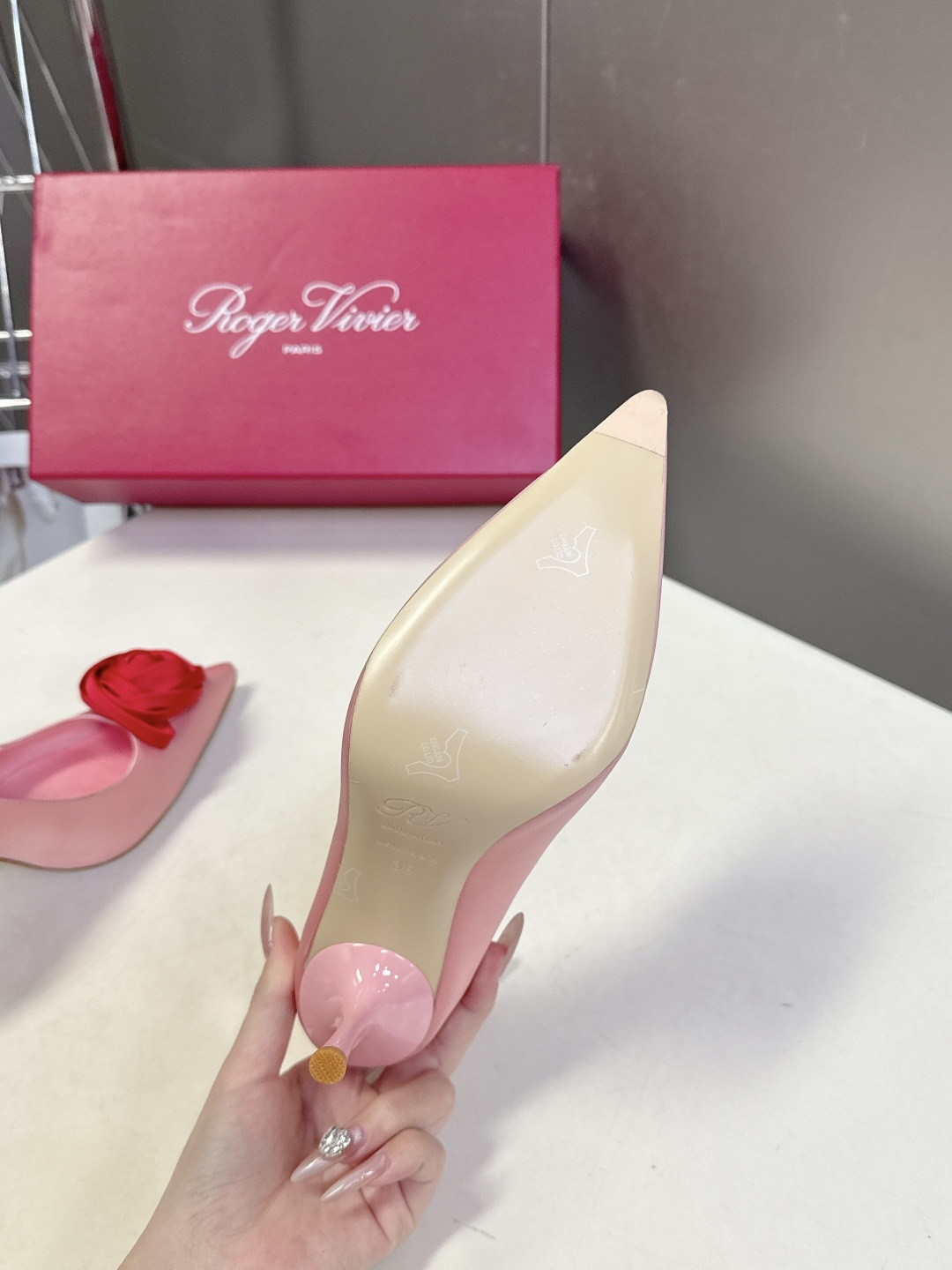 Roger Vivier罗杰·维维亚2026春夏最新款时装鞋超多明星网红种草 经典的尖头设计 玫瑰花扣装