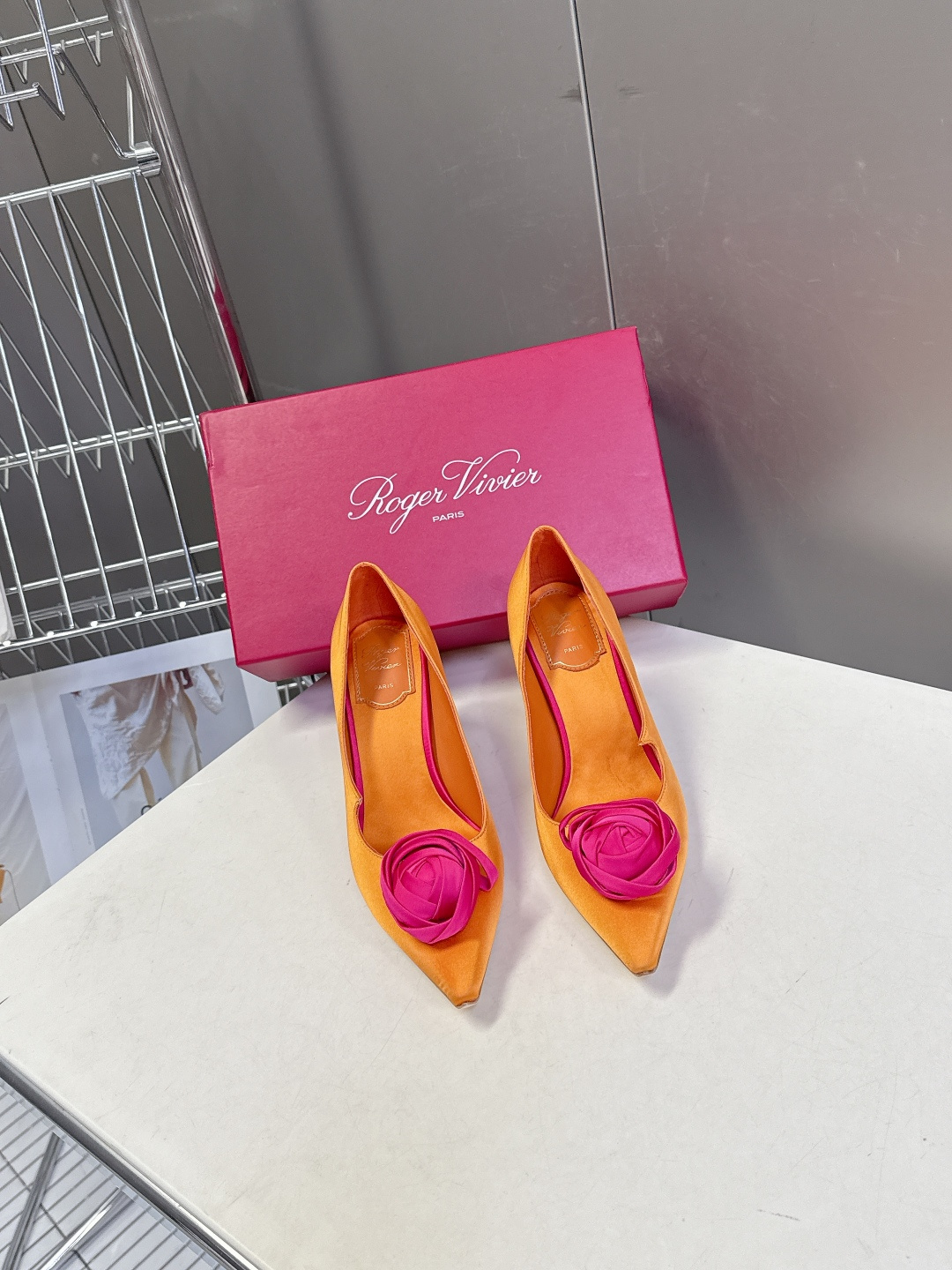 Roger Vivier罗杰·维维亚2026春夏最新款时装鞋超多明星网红种草 经典的尖头设计 玫瑰花扣装