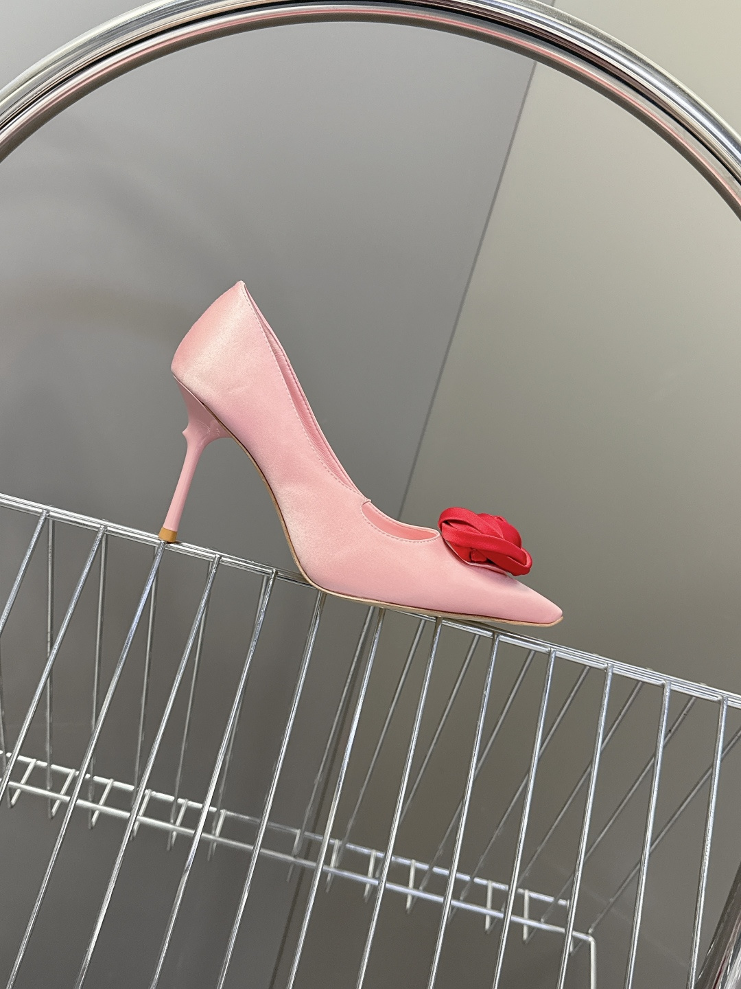 Roger Vivier罗杰·维维亚2026春夏最新款时装鞋超多明星网红种草 经典的尖头设计 玫瑰花扣装