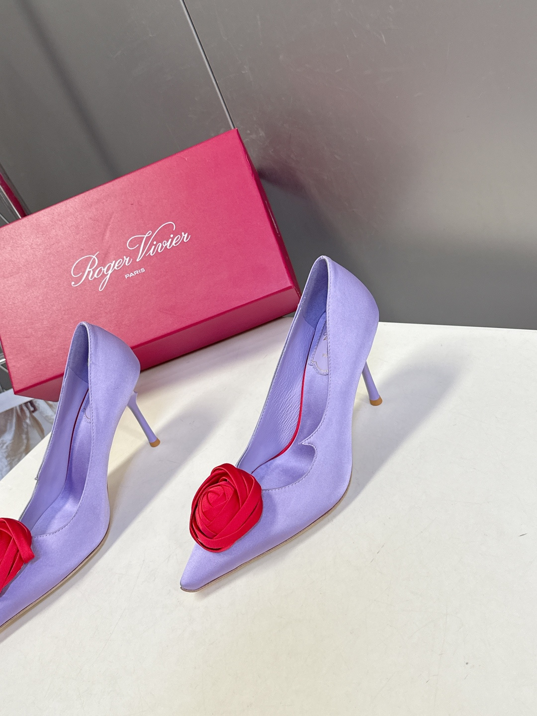 Roger Vivier罗杰·维维亚2026春夏最新款时装鞋超多明星网红种草 经典的尖头设计 玫瑰花扣装