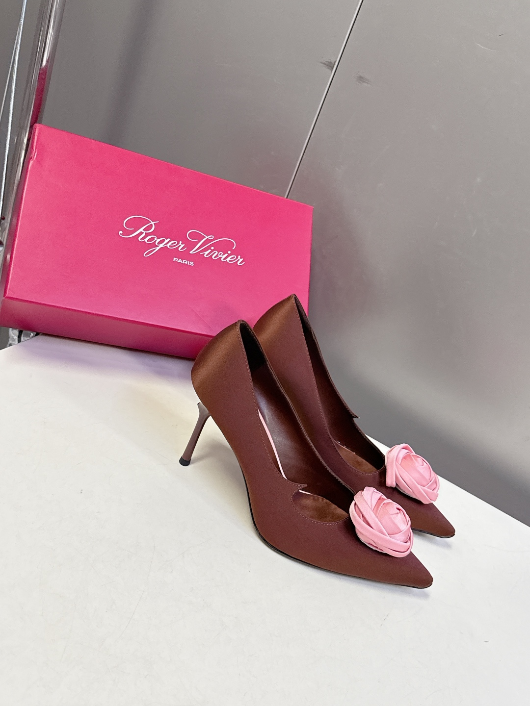 Roger Vivier罗杰·维维亚2026春夏最新款时装鞋超多明星网红种草 经典的尖头设计 玫瑰花扣装