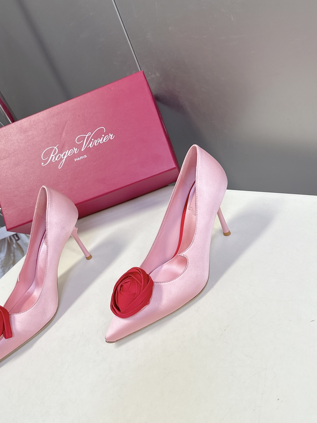 Roger Vivier罗杰·维维亚2026春夏最新款时装鞋超多明星网红种草 经典的尖头设计 玫瑰花扣装
