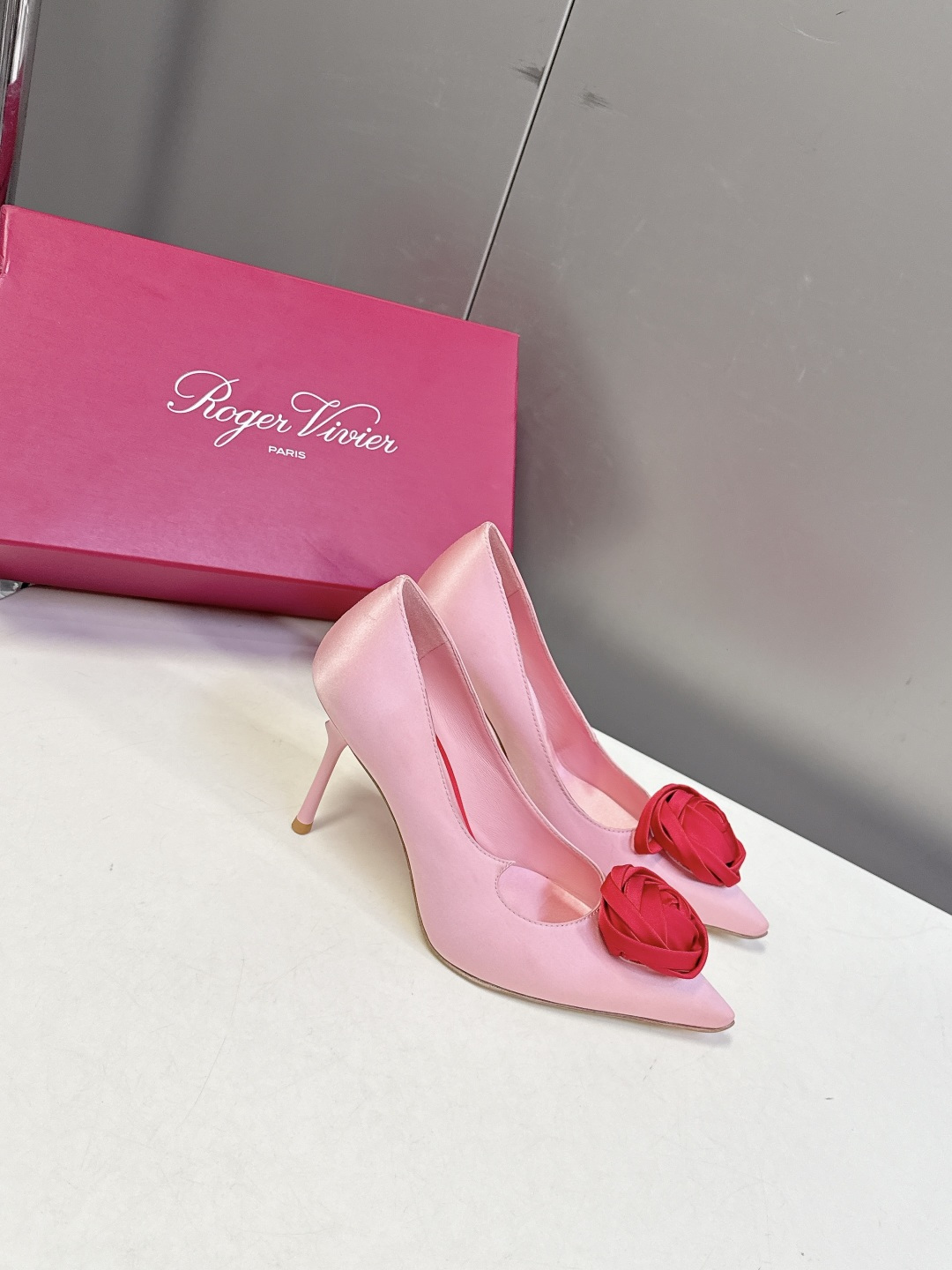 Roger Vivier罗杰·维维亚2026春夏最新款时装鞋超多明星网红种草 经典的尖头设计 玫瑰花扣装