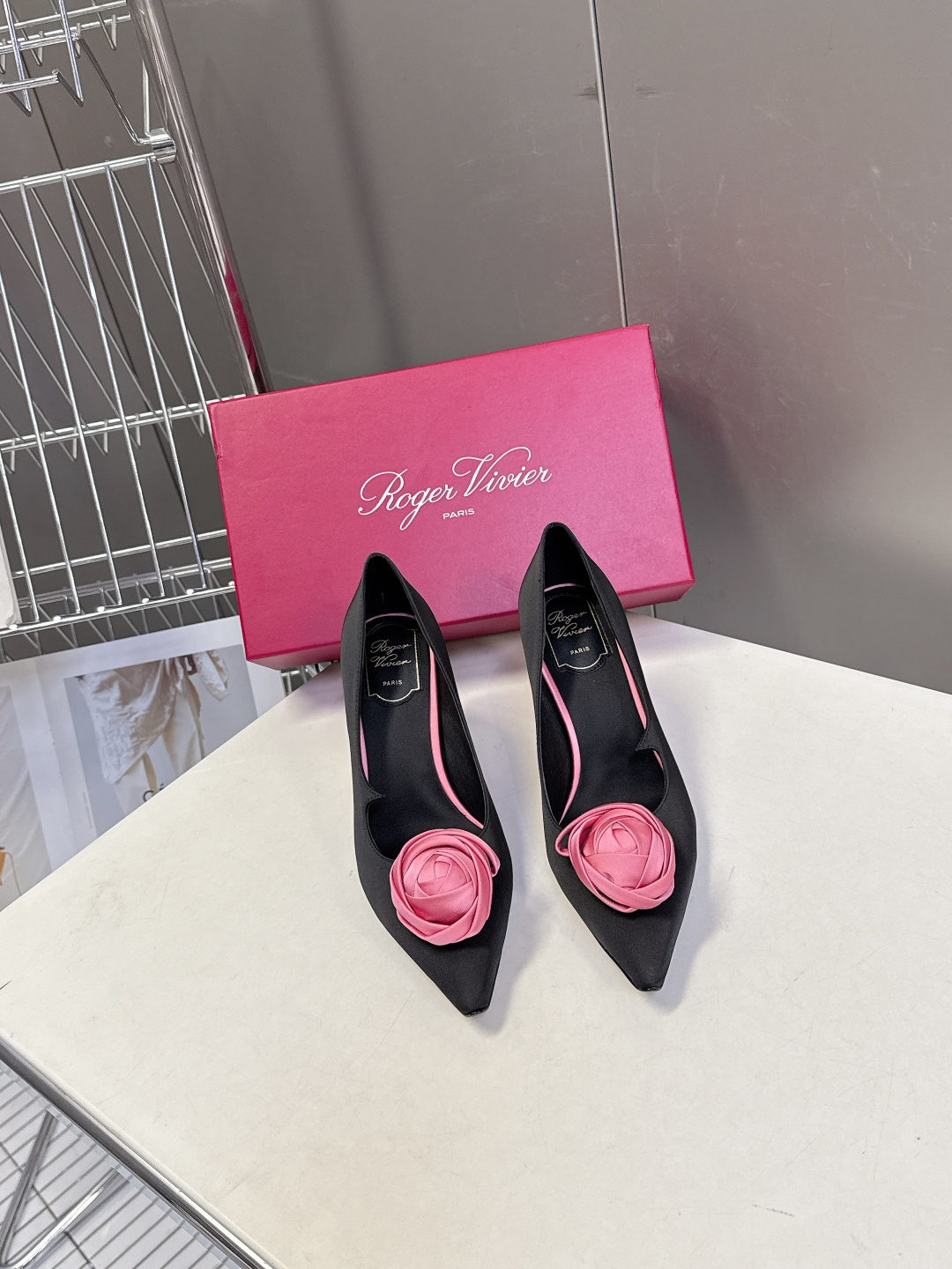Roger Vivier罗杰·维维亚2026春夏最新款时装鞋超多明星网红种草 经典的尖头设计 玫瑰花扣装