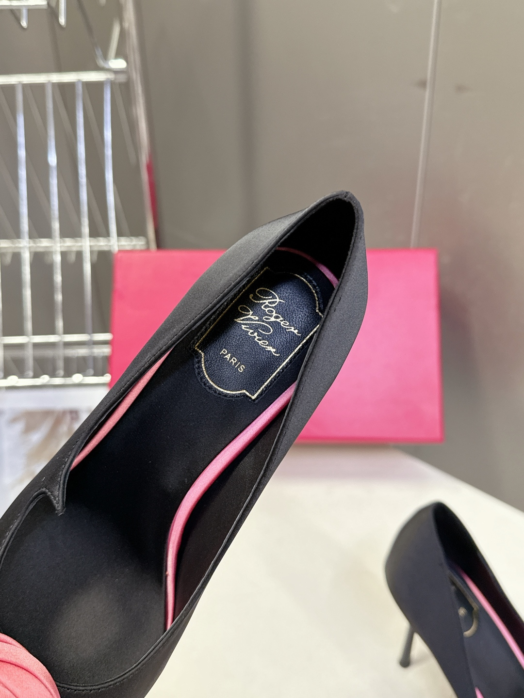 Roger Vivier罗杰·维维亚2026春夏最新款时装鞋超多明星网红种草 经典的尖头设计 玫瑰花扣装