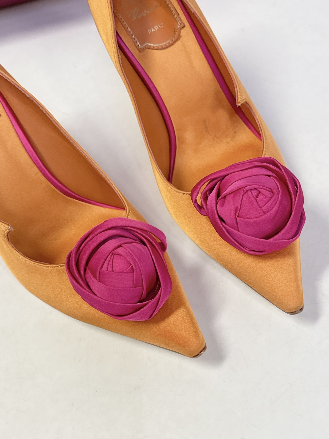 Roger Vivier罗杰·维维亚2026春夏最新款时装鞋超多明星网红种草 经典的尖头设计 玫瑰花扣装