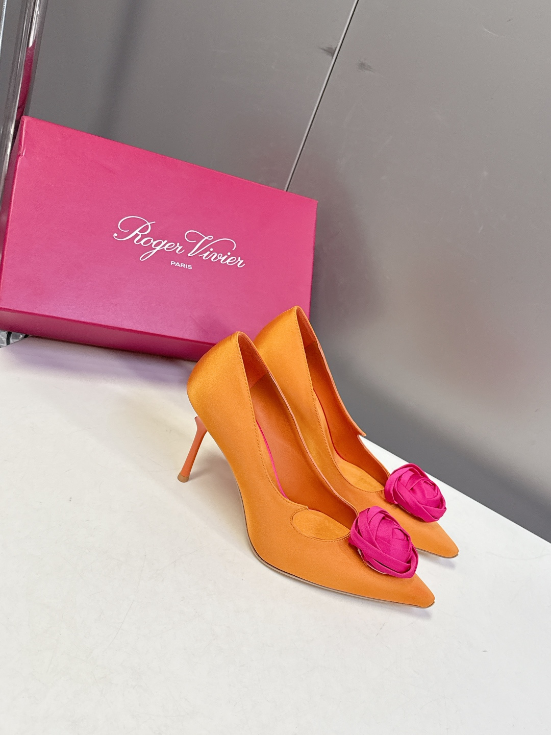 Roger Vivier罗杰·维维亚2026春夏最新款时装鞋超多明星网红种草 经典的尖头设计 玫瑰花扣装