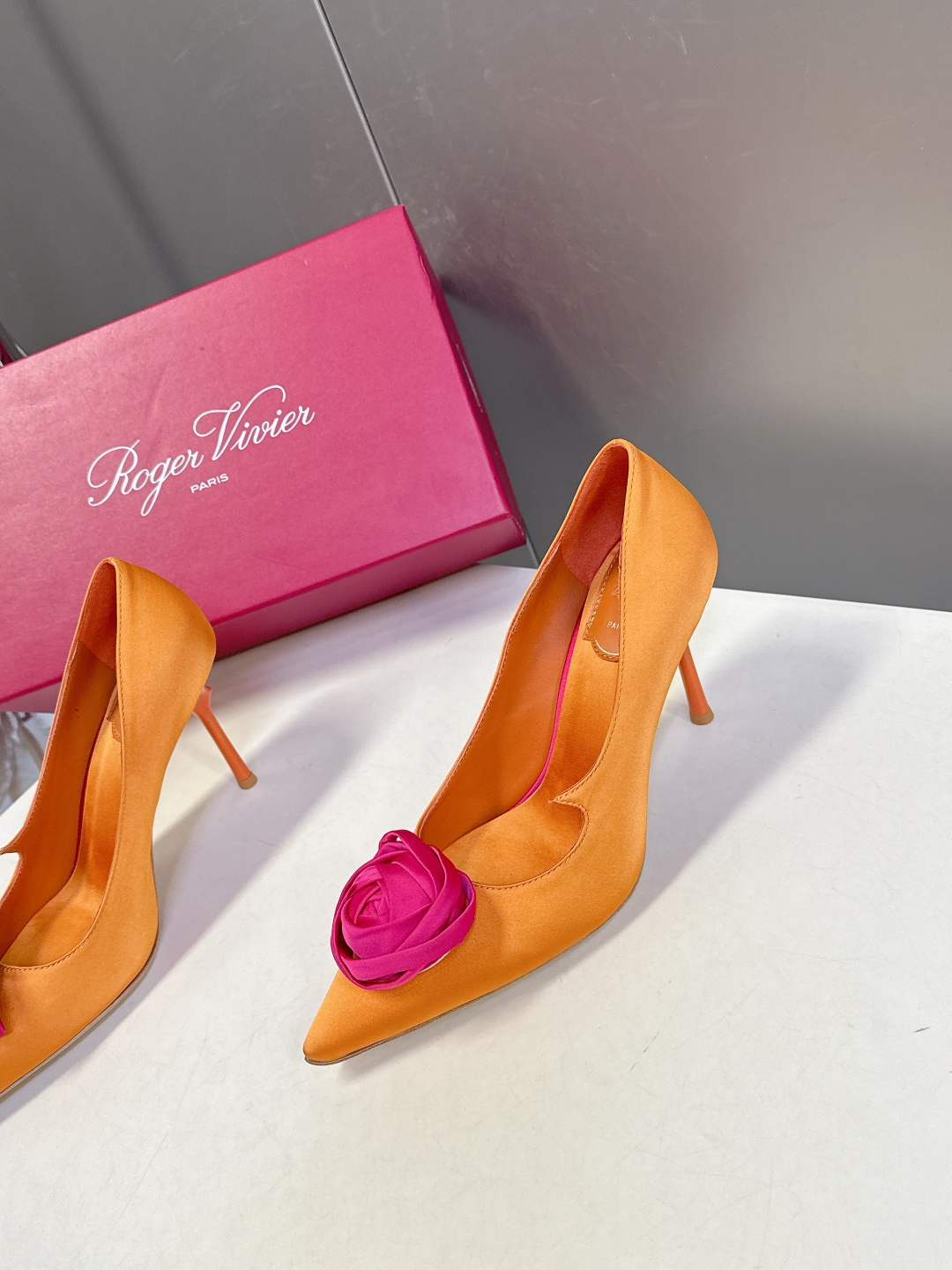 Roger Vivier罗杰·维维亚2026春夏最新款时装鞋超多明星网红种草 经典的尖头设计 玫瑰花扣装