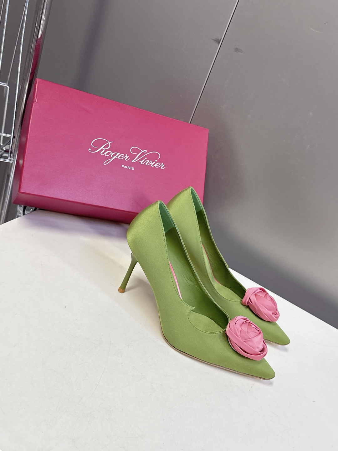 Roger Vivier罗杰·维维亚2026春夏最新款时装鞋超多明星网红种草 经典的尖头设计 玫瑰花扣装