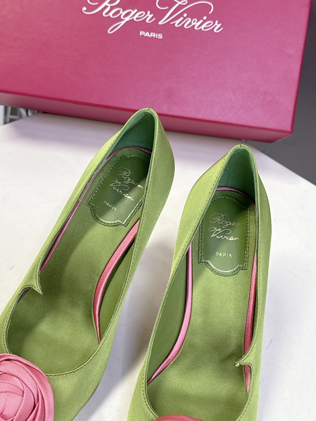 Roger Vivier罗杰·维维亚2026春夏最新款时装鞋超多明星网红种草 经典的尖头设计 玫瑰花扣装