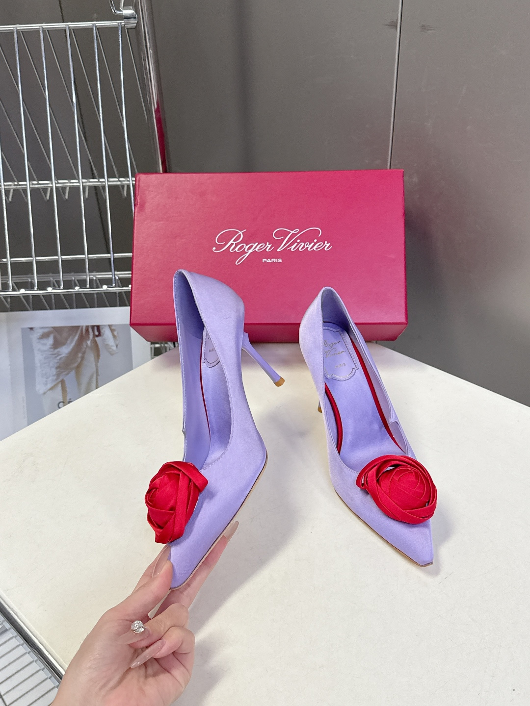 Roger Vivier罗杰·维维亚2026春夏最新款时装鞋超多明星网红种草 经典的尖头设计 玫瑰花扣装