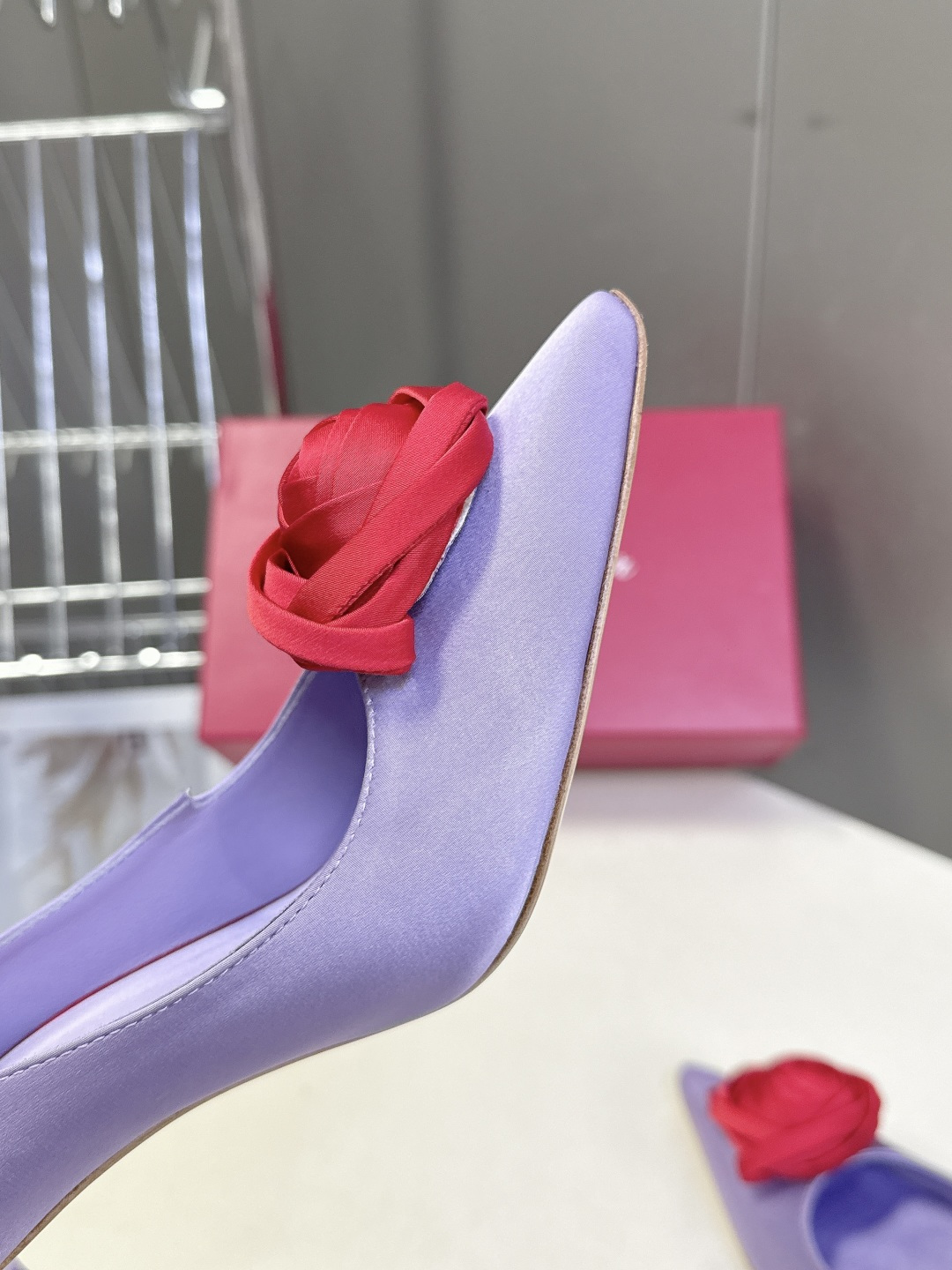 Roger Vivier罗杰·维维亚2026春夏最新款时装鞋超多明星网红种草 经典的尖头设计 玫瑰花扣装