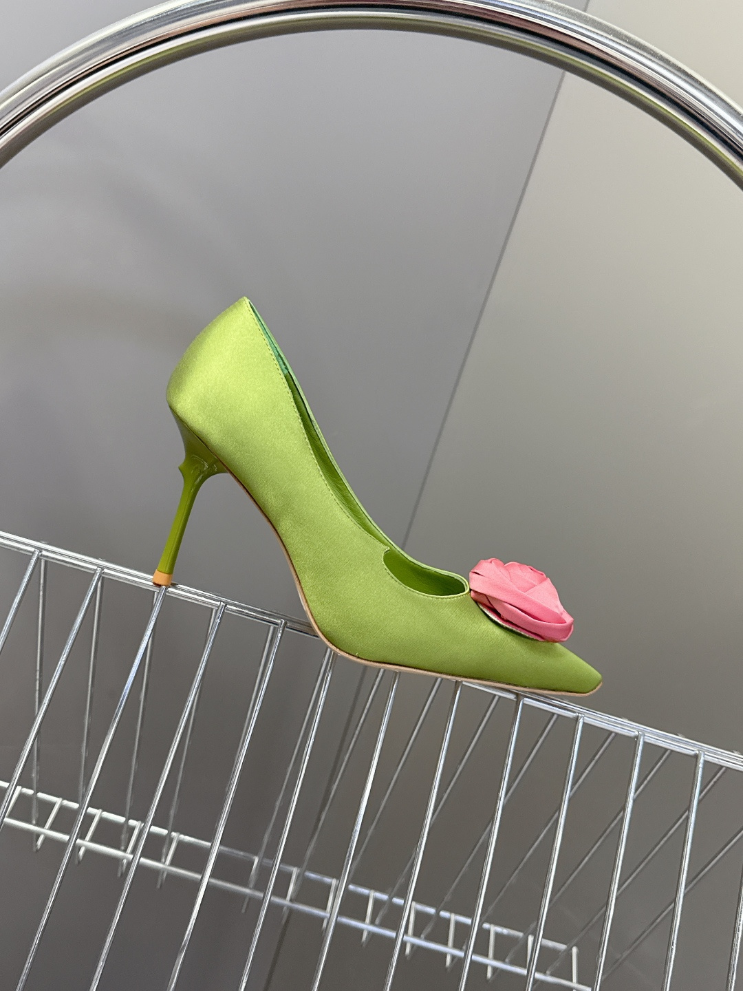 Roger Vivier罗杰·维维亚2026春夏最新款时装鞋超多明星网红种草 经典的尖头设计 玫瑰花扣装