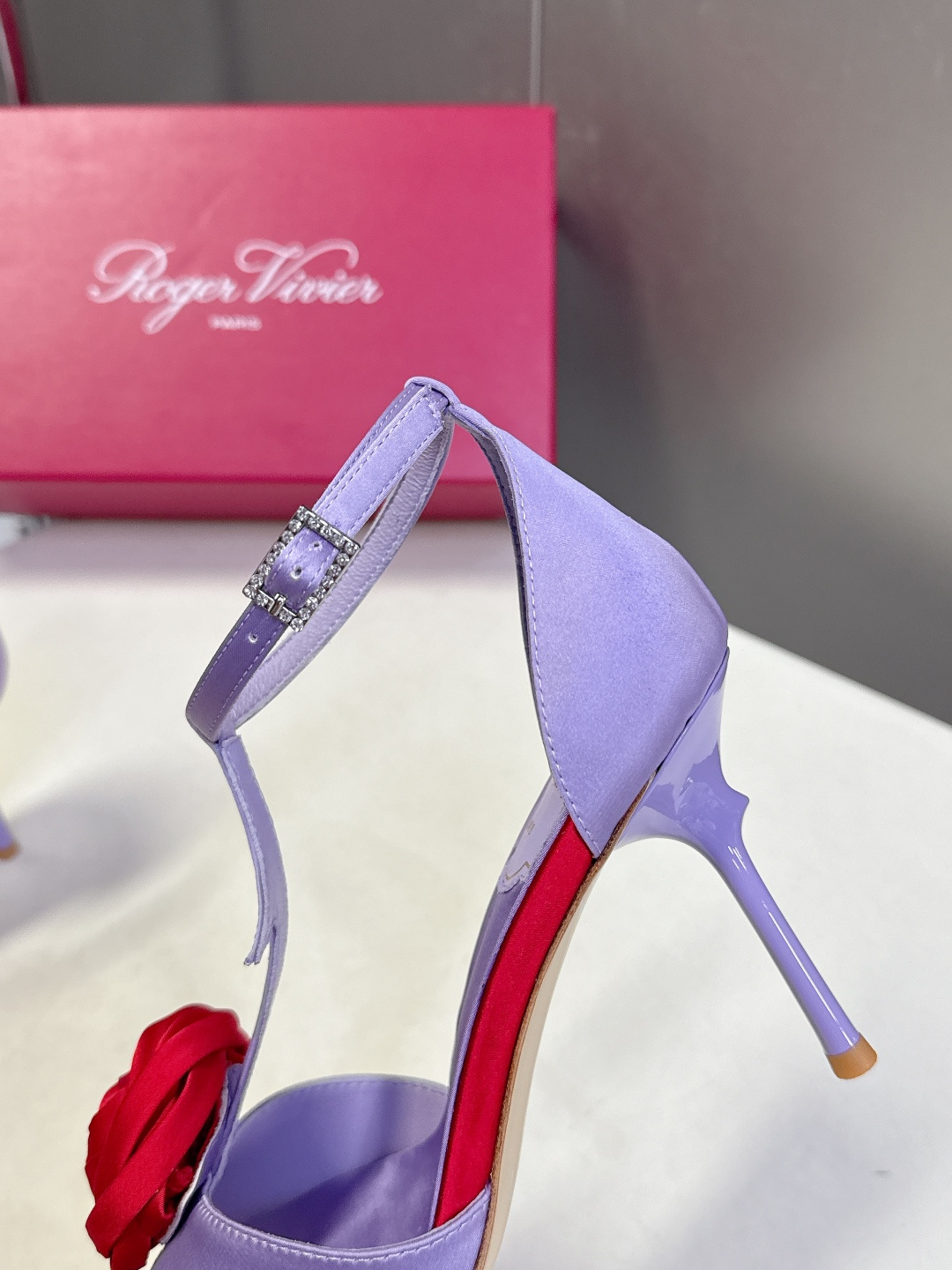 Roger Vivier罗杰·维维亚2026春夏最新款时装鞋超多明星网红种草 经典的尖头设计 玫瑰花扣装