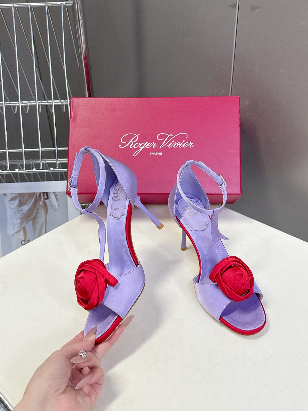 Roger Vivier罗杰·维维亚2026春夏最新款时装鞋超多明星网红种草 经典的尖头设计 玫瑰花扣装