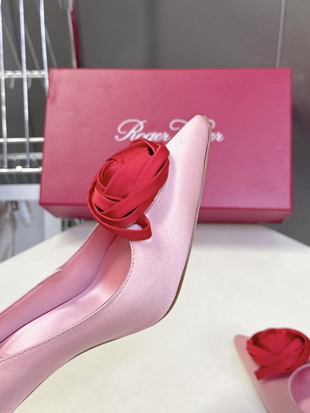 Roger Vivier罗杰·维维亚2026春夏最新款时装鞋超多明星网红种草 经典的尖头设计 玫瑰花扣装