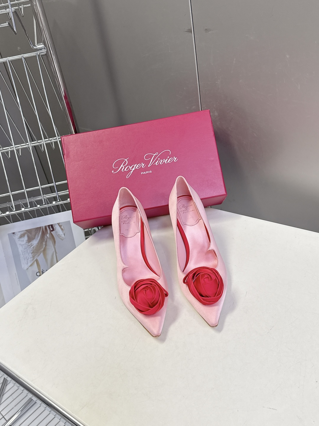 Roger Vivier罗杰·维维亚2026春夏最新款时装鞋超多明星网红种草 经典的尖头设计 玫瑰花扣装