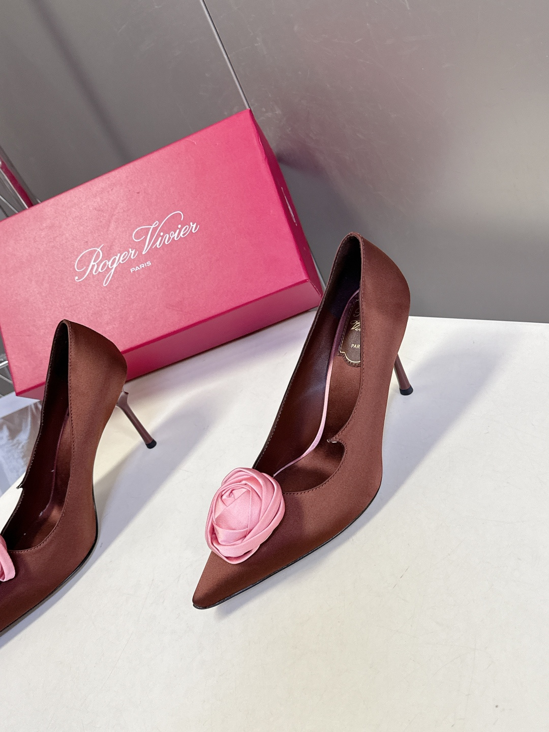 Roger Vivier罗杰·维维亚2026春夏最新款时装鞋超多明星网红种草 经典的尖头设计 玫瑰花扣装
