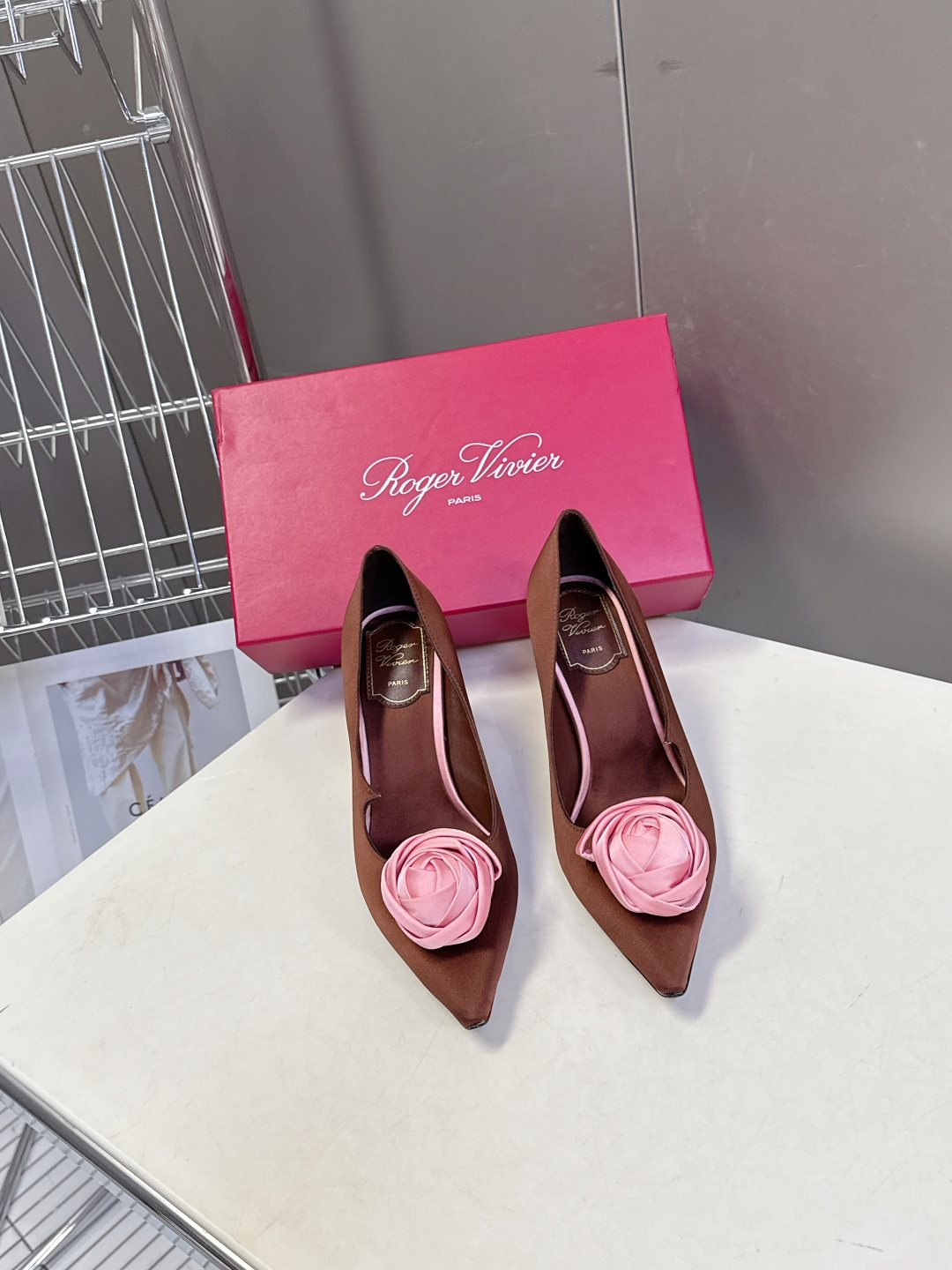 Roger Vivier罗杰·维维亚2026春夏最新款时装鞋超多明星网红种草 经典的尖头设计 玫瑰花扣装