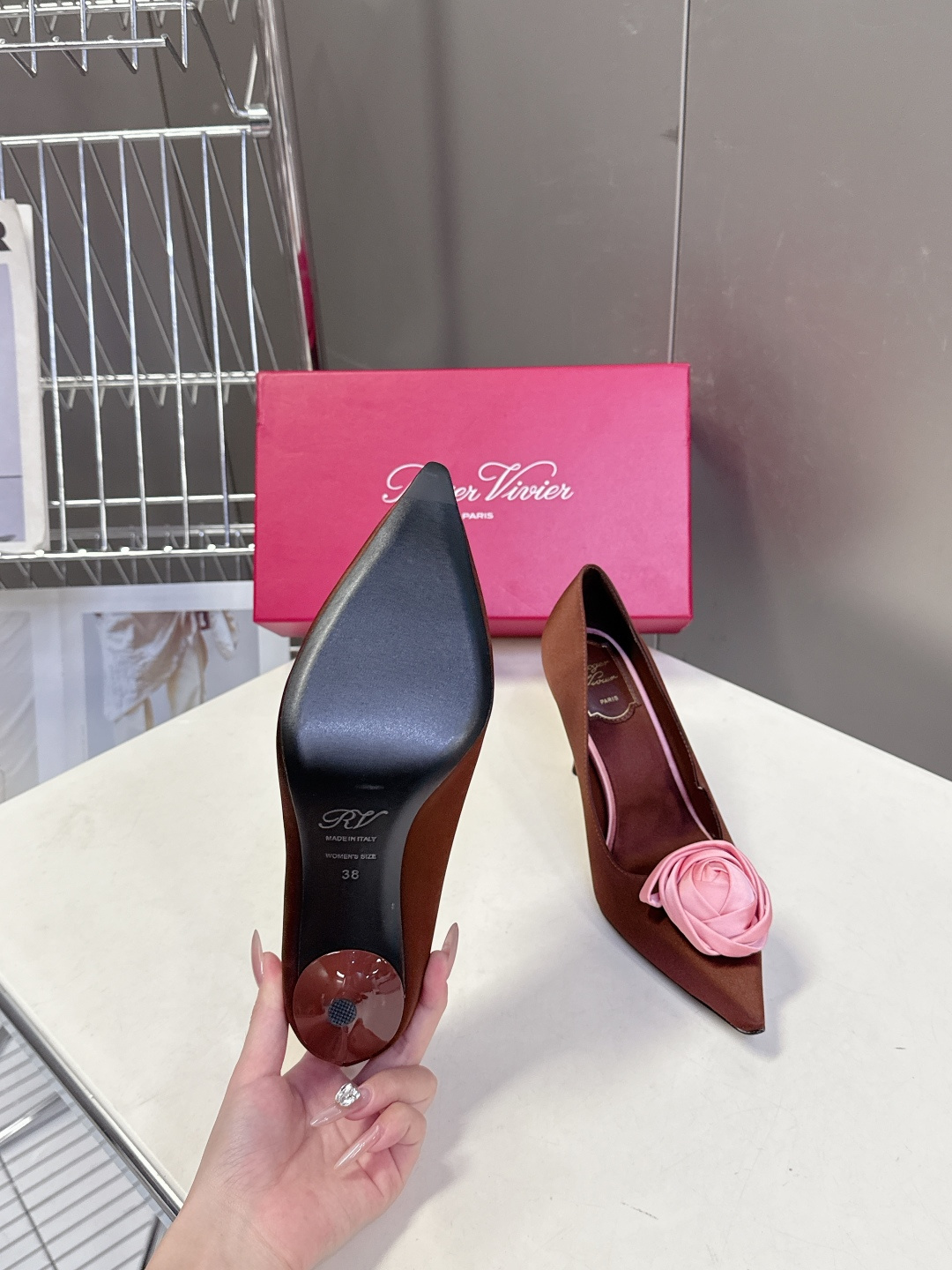 Roger Vivier罗杰·维维亚2026春夏最新款时装鞋超多明星网红种草 经典的尖头设计 玫瑰花扣装