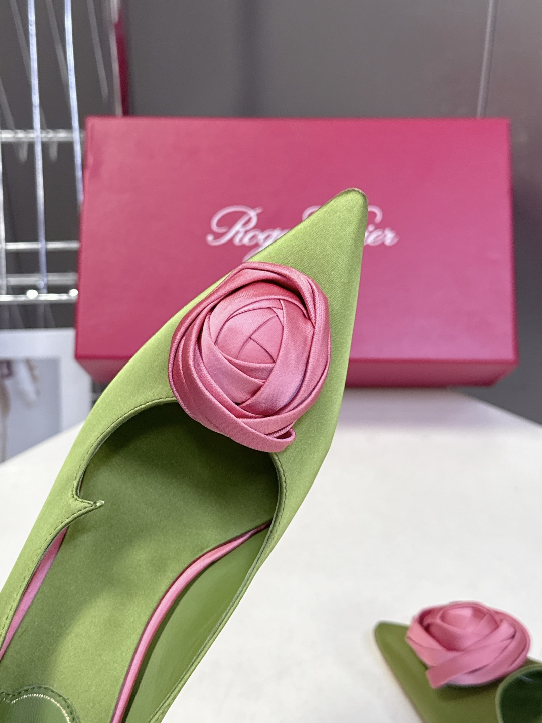 Roger Vivier罗杰·维维亚2026春夏最新款时装鞋超多明星网红种草 经典的尖头设计 玫瑰花扣装